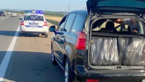 UHAPŠEN SA 12 DŽAKOVA REZANOG DUVANA: osumnjičeni će biti priveden nadležnom tužilaštvu (FOTO) UHAPŠEN SA 12 DŽAKOVA REZANOG DUVANA: osumnjičeni će biti priveden nadležnom tužilaštvu (FOTO)