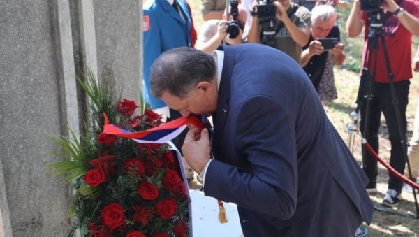 УБИЈАЛИ И ЗАТРЛИ СВАКИ СРПСКИ ТРАГ: У Шушњару код Санског Моста обележене 83 године од масовног злочина НДХ УБИЈАЛИ И ЗАТРЛИ СВАКИ СРПСКИ ТРАГ: У Шушњару код Санског Моста обележене 83 године од масовног злочина НДХ