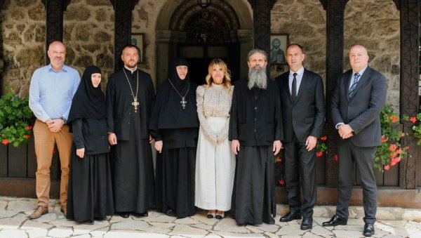 Компанија м:тел прославила крсну славу у манастиру Ловница (ФОТО) Компанија м:тел прославила крсну славу у манастиру Ловница (ФОТО)