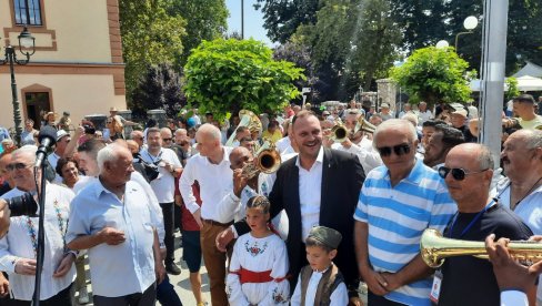 GUČA SLAVI ŽIVOT, LJUBAV I TRADICIJU: Majstor trube Dejan Petrović podigao saborsku zastavu, zvanično otvorena najveća trubačka fešta na svet GUČA SLAVI ŽIVOT, LJUBAV I TRADICIJU: Majstor trube Dejan Petrović podigao saborsku zastavu, zvanično otvorena najveća trubačka fešta na svet