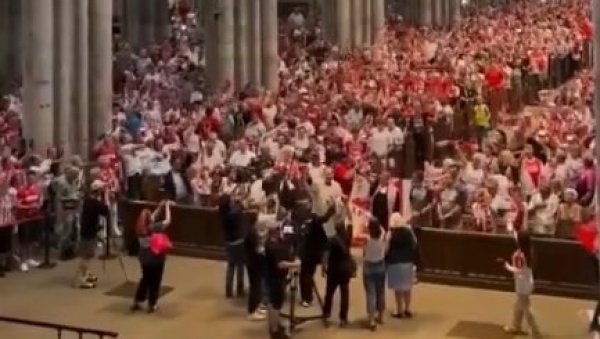 НЕВЕРОВАТНО: Хиљаде навијача црвено-белих упало у цркву и урадило - ово (ВИДЕО) НЕВЕРОВАТНО: Хиљаде навијача црвено-белих упало у цркву и урадило - ово (ВИДЕО)