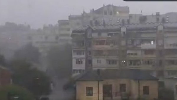 ПОТОП У ЛЕСКОВЦУ: Страшно невреме погодило Јабланички округ (ВИДЕО) ПОТОП У ЛЕСКОВЦУ: Страшно невреме погодило Јабланички округ (ВИДЕО)