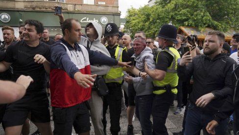 HAOTIČNO ŠIROM VELIKE BRITANIJE: Ubistvo dece izazvalo bes građana (VIDEO) HAOTIČNO ŠIROM VELIKE BRITANIJE: Ubistvo dece izazvalo bes građana (VIDEO)