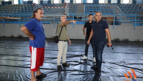 NOVI POD U SPORTSKOJ DVORANI: Započeti su radovi na rekonstrukciji NOVI POD U SPORTSKOJ DVORANI: Započeti su radovi na rekonstrukciji