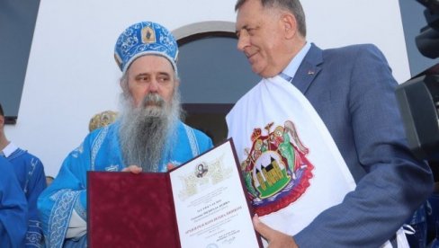 OSVEŠTAN KOMPLEKS STARE CRKVE: Obnovljen derventski hram koji je do temelja srušen na Spasovdan 1992. godine OSVEŠTAN KOMPLEKS STARE CRKVE: Obnovljen derventski hram koji je do temelja srušen na Spasovdan 1992. godine