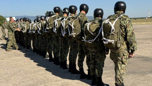 СКОК ЗА МЕСТО МЕЂУ ЕЛИТНИМ ПАДОБРАНЦИМА: После основне обуке, полазници у ваздуху приказивали вештине које их воде у чувену бригаду СКОК ЗА МЕСТО МЕЂУ ЕЛИТНИМ ПАДОБРАНЦИМА: После основне обуке, полазници у ваздуху приказивали вештине које их воде у чувену бригаду