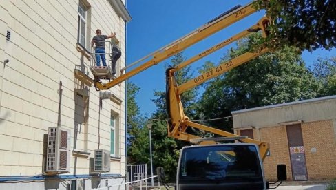 DIZALICOM DO BEBE: Jedan nestrpljivi tata našao način da vidi dete i suprugu posle porođaja DIZALICOM DO BEBE: Jedan nestrpljivi tata našao način da vidi dete i suprugu posle porođaja