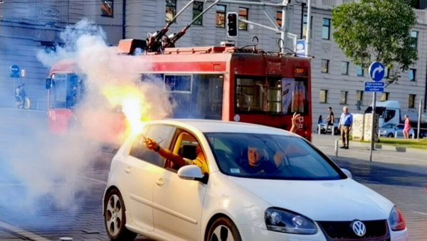 БЕОГРАД НА НОГАМА: Овако се на улицама славило олимпијско злато Новака Ђоковића (ВИДЕО) БЕОГРАД НА НОГАМА: Овако се на улицама славило олимпијско злато Новака Ђоковића (ВИДЕО)
