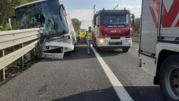 ЈЕЗИВА САОБРАЋАЈНА НЕСРЕЋА У ИТАЛИЈИ: Заштитна ограда прошла кроз цео аутобус (ФОТО) ЈЕЗИВА САОБРАЋАЈНА НЕСРЕЋА У ИТАЛИЈИ: Заштитна ограда прошла кроз цео аутобус (ФОТО)