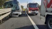 JEZIVA SAOBRAĆAJNA NESREĆA U ITALIJI: Zaštitna ograda prošla kroz ceo autobus (FOTO) JEZIVA SAOBRAĆAJNA NESREĆA U ITALIJI: Zaštitna ograda prošla kroz ceo autobus (FOTO)