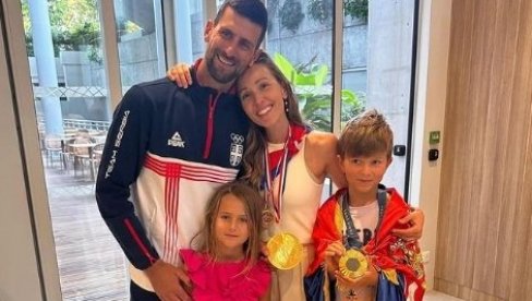 „ZLATAN A NAŠ“: Porodica dočekala Novaka Đokovića nakon pobede (FOTO) „ZLATAN A NAŠ“: Porodica dočekala Novaka Đokovića nakon pobede (FOTO)