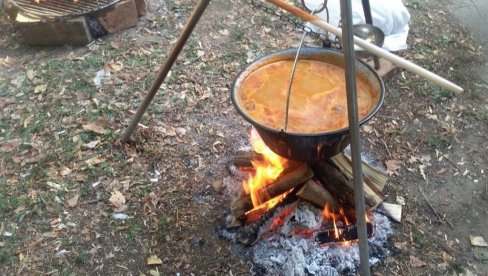 „KOSTOLAČKI KOTLIĆ“: Riblja čorba, etno-sajam, fudbal i vatromet „KOSTOLAČKI KOTLIĆ“: Riblja čorba, etno-sajam, fudbal i vatromet