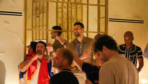 ГОРИ ПАРИЗ! Новак Ђоковић лумповао до касно у ноћ, ту је и НБА звезда, а једна ствар велика мистерија ГОРИ ПАРИЗ! Новак Ђоковић лумповао до касно у ноћ, ту је и НБА звезда, а једна ствар велика мистерија