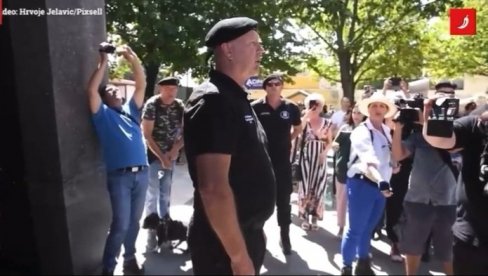USTAŠE UZ POZDRAV ZA DOM SPREMNI SLAVE OLUJU Poručuju - Nikada ga se nećemo odreći! (VIDEO) USTAŠE UZ POZDRAV ZA DOM SPREMNI SLAVE OLUJU Poručuju - Nikada ga se nećemo odreći! (VIDEO)
