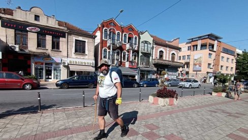 MIKICA PETRONIJEVIĆ IZ ARANĐELOVCA KRENUO NA HUMANITARNI POHOD DO KAJMAKČALANA Očeva pešačka misija MIKICA PETRONIJEVIĆ IZ ARANĐELOVCA KRENUO NA HUMANITARNI POHOD DO KAJMAKČALANA Očeva pešačka misija