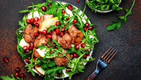 GURMANSKA SALATA SA PILEĆOM DŽIGERICOM I JABUKAMA: Salata uz koju vam glavno jelo i ne treba GURMANSKA SALATA SA PILEĆOM DŽIGERICOM I JABUKAMA: Salata uz koju vam glavno jelo i ne treba