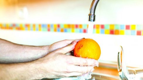 ZDRAVO I BEZBEDNO NA TANJIRU: Evo kako da uspešno očistite limun, pomorandžu, grejp, ili mandarinu ZDRAVO I BEZBEDNO NA TANJIRU: Evo kako da uspešno očistite limun, pomorandžu, grejp, ili mandarinu