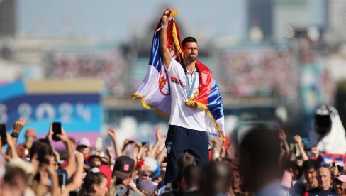 IMA LI NEŠTO ŠTO NOVAK ĐOKOVIĆ NE UME? Nole zasvirao violinu, i oduševio svet (VIDEO)