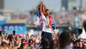 IMA LI NEŠTO ŠTO NOVAK ĐOKOVIĆ NE UME? Nole zasvirao violinu, i oduševio svet (VIDEO)