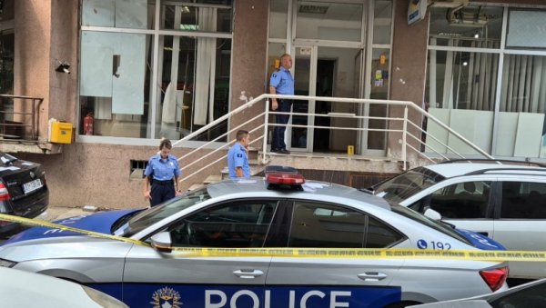 ПОСЛЕ ЗАТВАРАЊА ПОШТИ У ОПШТИНАМА НА СЕВЕРУ КиМ: Приведени директор радне јединице Поште на КиМ Иван Милојевић и његови сарадници ПОСЛЕ ЗАТВАРАЊА ПОШТИ У ОПШТИНАМА НА СЕВЕРУ КиМ: Приведени директор радне јединице Поште на КиМ Иван Милојевић и његови сарадници