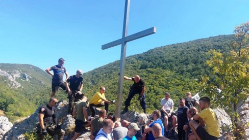 NAMASIJA, MESTO MOLITVE I PODVIGA: Krst visok pet metara podignut na stenu iznad svetinje NAMASIJA, MESTO MOLITVE I PODVIGA: Krst visok pet metara podignut na stenu iznad svetinje