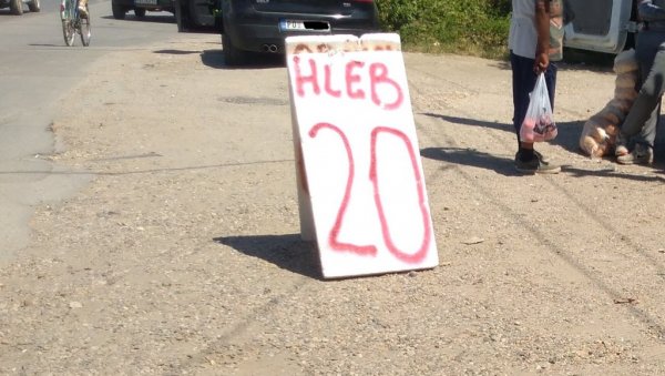 ЈЕФТИН СТАРИ ХЛЕБ: На бувљаку једна векна кошта 20 и 25 динара ЈЕФТИН СТАРИ ХЛЕБ: На бувљаку једна векна кошта 20 и 25 динара