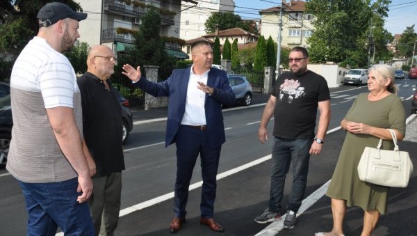 НОВИ АСФАЛТ КА МИРИЈЕВУ: Једна од најфреквентнијих улица на Звездари добила нову пресвлаку НОВИ АСФАЛТ КА МИРИЈЕВУ: Једна од најфреквентнијих улица на Звездари добила нову пресвлаку