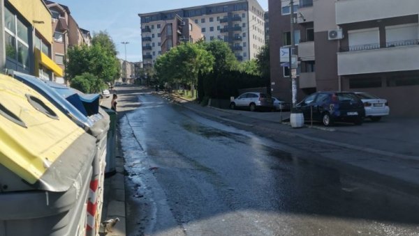 МНОГИ ЖЕДНИ ДОК УЛИЦОМ ТЕЧЕ РЕКА: У насељу Војвода Влаховић недељама се слива вода из напукле цеви МНОГИ ЖЕДНИ ДОК УЛИЦОМ ТЕЧЕ РЕКА: У насељу Војвода Влаховић недељама се слива вода из напукле цеви