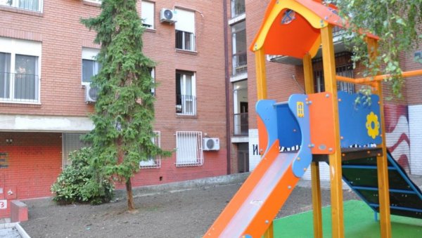 МАЛИШАНИ ДОБИЛИ МОДЕРНО ИГРАЛИШТЕ: Уређен кутак за децу на Звездари МАЛИШАНИ ДОБИЛИ МОДЕРНО ИГРАЛИШТЕ: Уређен кутак за децу на Звездари