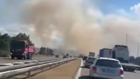 OD GUSTOG DIMA SE NE VIDI NIŠTA: Buknuo požar na auto-putu Niš-Merošina (VIDEO) OD GUSTOG DIMA SE NE VIDI NIŠTA: Buknuo požar na auto-putu Niš-Merošina (VIDEO)