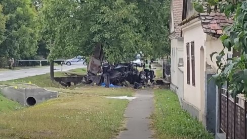 DVA MLADIĆA STRADALA NEKOLIKO METARA OD KUĆE: Potresni prizori na mestu teške nesreće, porodice i komšije zanemele od šoka i tuge (VIDEO) DVA MLADIĆA STRADALA NEKOLIKO METARA OD KUĆE: Potresni prizori na mestu teške nesreće, porodice i komšije zanemele od šoka i tuge (VIDEO)