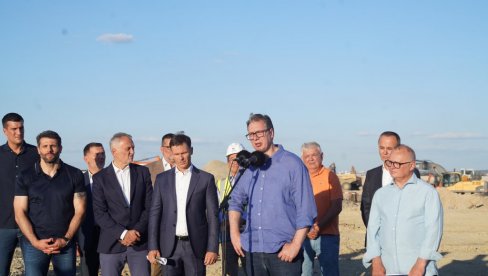 IMA LI TU NEŠTO NOVO ILI IZNENAĐUJUĆE? PLAŠIM SE DA NEMA... Vučić na pitanje Novosti o sramnoj proslavi godišnjice Oluje u Hrvatskoj IMA LI TU NEŠTO NOVO ILI IZNENAĐUJUĆE? PLAŠIM SE DA NEMA... Vučić na pitanje Novosti o sramnoj proslavi godišnjice Oluje u Hrvatskoj