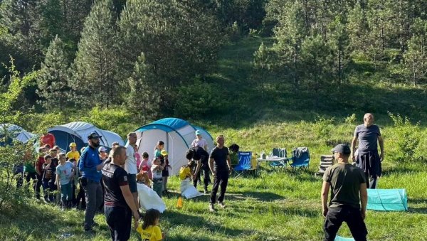 УДРУЖЕЊЕ ПРВИ ПУТ С ОЦЕМ, ОД 23. ДО 25. АВГУСТА, ОРГАНИЗУЈЕ ПОРОДИЧНИ КАМП НА ПАНОНИЈИ КОД БАЧКЕ ТОПОЛЕ Да не васпитава екран него тата УДРУЖЕЊЕ ПРВИ ПУТ С ОЦЕМ, ОД 23. ДО 25. АВГУСТА, ОРГАНИЗУЈЕ ПОРОДИЧНИ КАМП НА ПАНОНИЈИ КОД БАЧКЕ ТОПОЛЕ Да не васпитава екран него тата