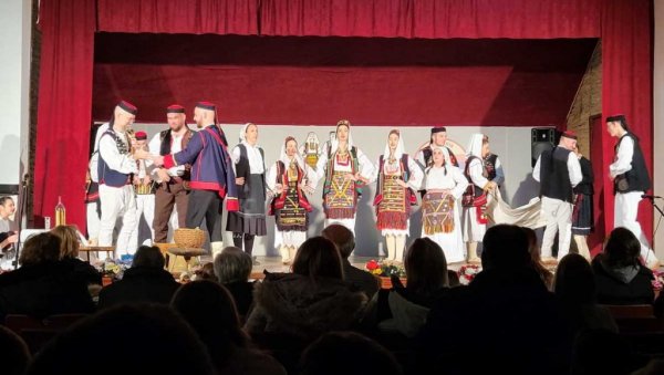 КРАЈИШКО КОЛО ВИЛО СЕ У СРЦУ СРБИЈЕ: Традиционална манифестација у Сечњу КРАЈИШКО КОЛО ВИЛО СЕ У СРЦУ СРБИЈЕ: Традиционална манифестација у Сечњу