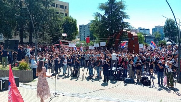 ВИШЕ ОД ХИЉАДУ СРБА ОКУПИЛО СЕ НА ПРОТЕСТУ У МИТРОВИЦИ: Траже од међународне заједнице да не дозволи отварање главног моста (ВИДЕО) ВИШЕ ОД ХИЉАДУ СРБА ОКУПИЛО СЕ НА ПРОТЕСТУ У МИТРОВИЦИ: Траже од међународне заједнице да не дозволи отварање главног моста (ВИДЕО)