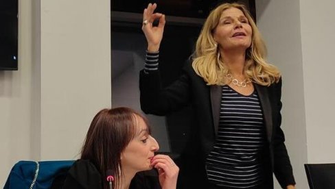 SVAKI NAM JE OBROK ZAČINJEN UMETNOŠĆU: Sava Radulović pre godinu dana u Nikšiću pokrenula jedinstven klub koji promoviše poeziju SVAKI NAM JE OBROK ZAČINJEN UMETNOŠĆU: Sava Radulović pre godinu dana u Nikšiću pokrenula jedinstven klub koji promoviše poeziju