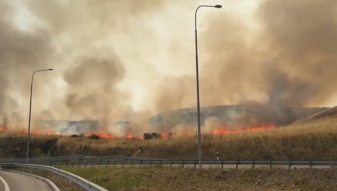 DRAMATIČNI PRIZORI U REGIONU: Požari i dalje bukte, preko 40 lokacija bilo ugroženo vatrenom stihijom (VIDEO) DRAMATIČNI PRIZORI U REGIONU: Požari i dalje bukte, preko 40 lokacija bilo ugroženo vatrenom stihijom (VIDEO)