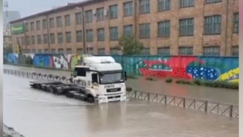 VLADIVOSTOK PARALISAN U POPLAVAMA: Voda poplavila autobuse i prve spratove kuća (VIDEO) VLADIVOSTOK PARALISAN U POPLAVAMA: Voda poplavila autobuse i prve spratove kuća (VIDEO)