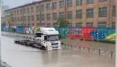 VLADIVOSTOK PARALISAN U POPLAVAMA: Voda poplavila autobuse i prve spratove kuća (VIDEO) VLADIVOSTOK PARALISAN U POPLAVAMA: Voda poplavila autobuse i prve spratove kuća (VIDEO)