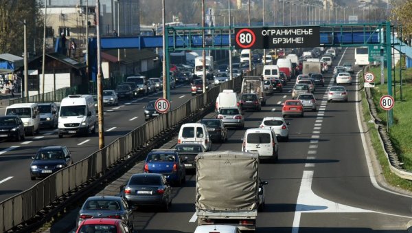 ВОЗАЧИ ДА СЕ НАОРУЖАЈУ СТРПЉЕЊЕМ Гужве на путевима: Празнични викенд се ближи крају, ове деонице ће бити оптерећене ВОЗАЧИ ДА СЕ НАОРУЖАЈУ СТРПЉЕЊЕМ Гужве на путевима: Празнични викенд се ближи крају, ове деонице ће бити оптерећене