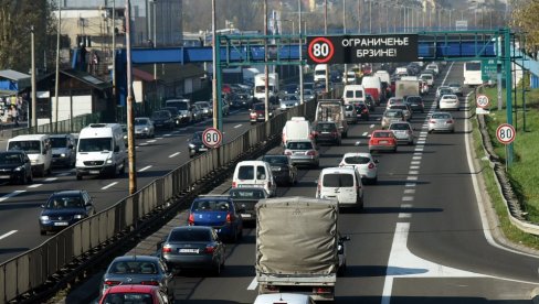 VOZAČI DA SE NAORUŽAJU STRPLJENJEM Gužve na putevima: Praznični vikend se bliži kraju, ove deonice će biti opterećene VOZAČI DA SE NAORUŽAJU STRPLJENJEM Gužve na putevima: Praznični vikend se bliži kraju, ove deonice će biti opterećene