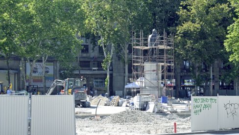 SREĐUJU I SPOMENIK PAŠIĆU: Pod nadzorom konzervatora, obnavlja se bronzana skulptura na trgu u centru prestonice SREĐUJU I SPOMENIK PAŠIĆU: Pod nadzorom konzervatora, obnavlja se bronzana skulptura na trgu u centru prestonice