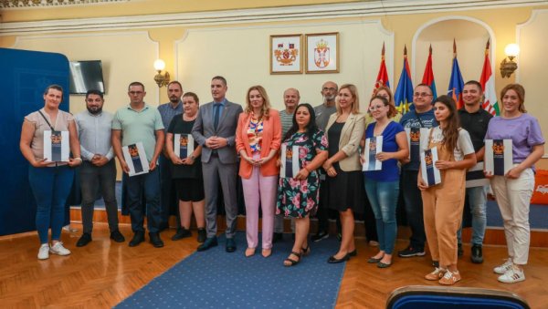 ПОМОЋ ЗА 22 ИЗБЕГЛИЧКЕ ПОРОДИЦЕ: Комесаријат за избеглице и Град Кикинда обезбедили 11 милиона динара ПОМОЋ ЗА 22 ИЗБЕГЛИЧКЕ ПОРОДИЦЕ: Комесаријат за избеглице и Град Кикинда обезбедили 11 милиона динара