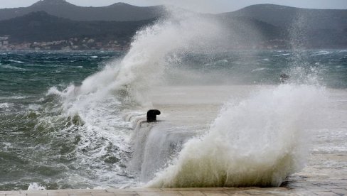 MORE PODIVLJALO, SNAŽAN VETAR RAZBIO BRODOVE: Nevreme pogodilo Hrvatsku, dramatično u Zadru (FOTO) MORE PODIVLJALO, SNAŽAN VETAR RAZBIO BRODOVE: Nevreme pogodilo Hrvatsku, dramatično u Zadru (FOTO)