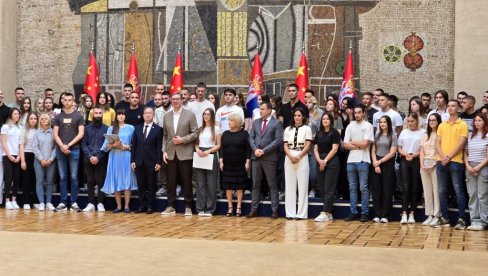 VUČIĆ UGOSTIO STUDENTE I ĐAKE KOJI PUTUJU U KINU: Želim vam srećan i uspešan put i da vratite i čuvate svoje znanje za svoju Srbiju (VIDEO) VUČIĆ UGOSTIO STUDENTE I ĐAKE KOJI PUTUJU U KINU: Želim vam srećan i uspešan put i da vratite i čuvate svoje znanje za svoju Srbiju (VIDEO)