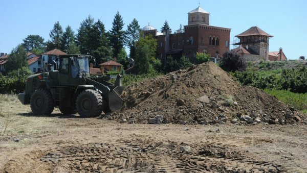 ВОЈСКА ГРАДИ ПУТЕВЕ КРОЗ ИМАЊЕ: Настављена вишедеценијска сарадња Војске Србије и Манастира Жиче код Краљева ВОЈСКА ГРАДИ ПУТЕВЕ КРОЗ ИМАЊЕ: Настављена вишедеценијска сарадња Војске Србије и Манастира Жиче код Краљева