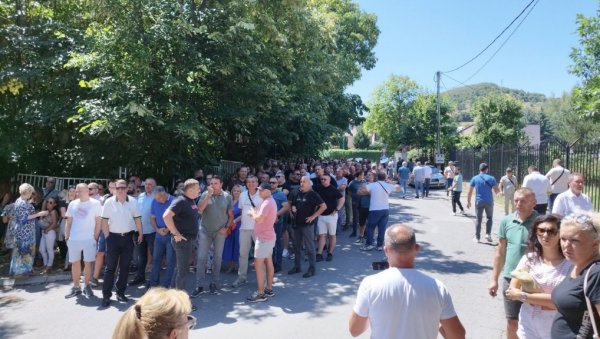 БРУТАЛНО ХАПШЕЊЕ У КОСОВСКОЈ МИТРОВИЦИ: Куртијев терор се наставља, ухапшени активисти јер не дају да се кречи српска застава (ВИДЕО) БРУТАЛНО ХАПШЕЊЕ У КОСОВСКОЈ МИТРОВИЦИ: Куртијев терор се наставља, ухапшени активисти јер не дају да се кречи српска застава (ВИДЕО)