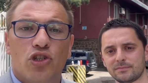 ОНИ СУ УХАПШЕНИ ДАНАС У КОСОВСКОЈ МИТРОВИЦИ: Приведени јер су се супротставили кречењу српске заставе (ФОТО) ОНИ СУ УХАПШЕНИ ДАНАС У КОСОВСКОЈ МИТРОВИЦИ: Приведени јер су се супротставили кречењу српске заставе (ФОТО)