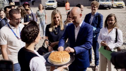 POGAČA I SO ZA FRANCUSKOG MINISTRA: Delegirani ministar za Evropu Žan Noel Baro posetio Srpsku kuću u Parizu POGAČA I SO ZA FRANCUSKOG MINISTRA: Delegirani ministar za Evropu Žan Noel Baro posetio Srpsku kuću u Parizu