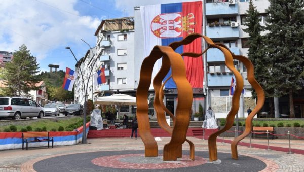 УХВАЋЕНИ У ДЕБЕЛОЈ ЛАЖИ: Куртијевци признали да су они наредили брисање српске тробојке (ФОТО) УХВАЋЕНИ У ДЕБЕЛОЈ ЛАЖИ: Куртијевци признали да су они наредили брисање српске тробојке (ФОТО)